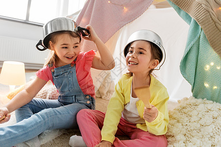 童,潮湿友谊的快乐的女孩家里的孩子帐篷里玩炊具孩子们家里的帐篷里玩罐子的女孩图片