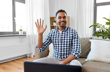 博客,视频博客人的微笑的印度男博客记录视频博客挥手家印度男博主家里挥手图片