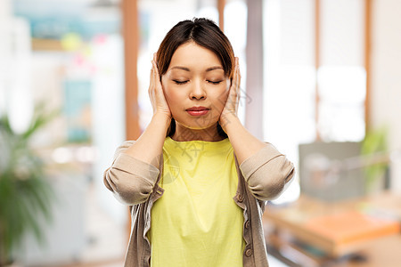 人,情感压力的亚洲轻妇女耳朵手的办公室背景亚洲女人用手闭着耳朵图片