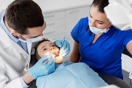 医学,牙科医疗保健牙科医生与口腔镜探头检查儿童牙齿牙科诊所牙科诊所检查儿童牙齿图片
