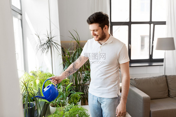 人,自然植物护理的人家里浇水男人家浇水图片