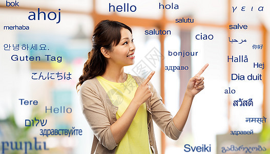 翻译,教育人的快乐的亚洲轻女人指着同外语的问候词亚洲女人指着外国的话图片