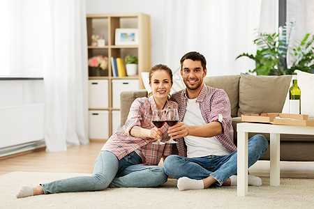 休闲,庆祝情人节的快乐的夫妇家里喝红酒幸福的夫妇家喝红酒图片