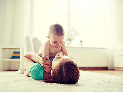 家庭,孩子父母的快乐微笑的轻母亲家里小婴儿玩耍快乐的妈妈家里宝宝玩图片