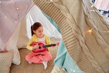 童潮湿的快乐的小女孩孩子的帐篷帐篷家里弹吉他小女孩家孩子们的帐篷里弹吉他图片