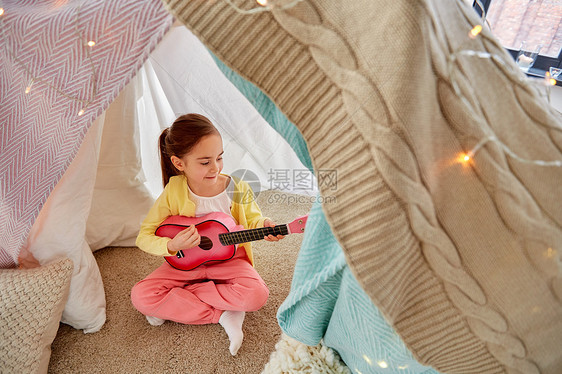 童潮湿的快乐的小女孩孩子的帐篷帐篷家里弹吉他小女孩家孩子们的帐篷里弹吉他图片