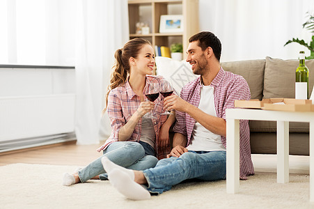 休闲,庆祝情人节的快乐的夫妇家里喝红酒幸福的夫妇家喝红酒图片