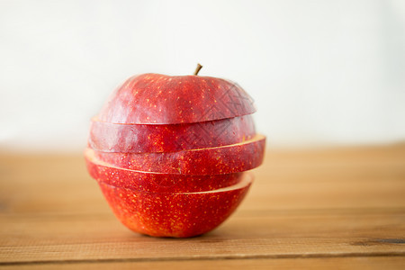 水果食物收获的木桌上的红苹果切片木桌上的红苹果切片图片