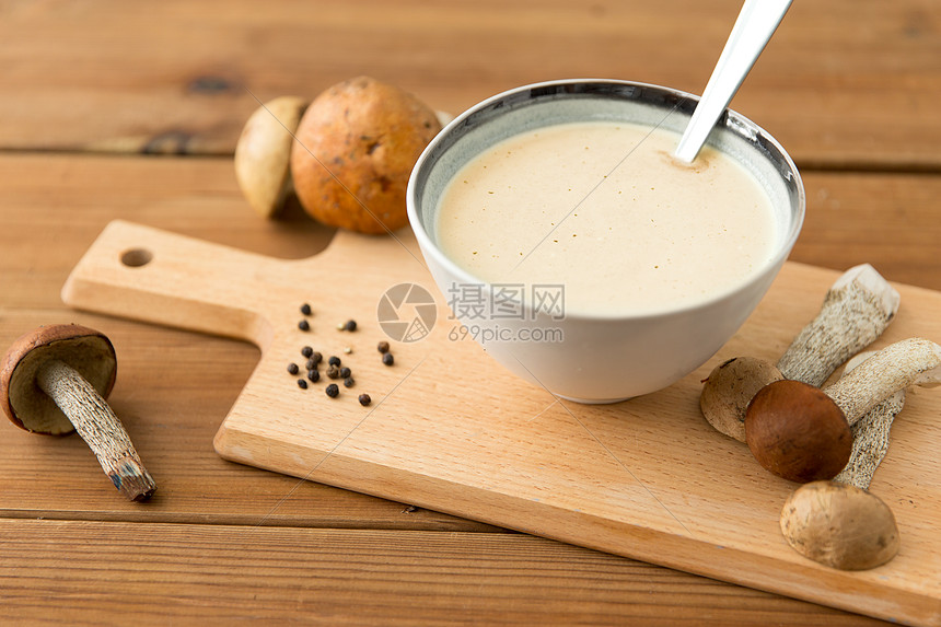 ‘~食物烹饪,饮食烹饪蘑菇奶油汤碗木制切割板切板上碗里的蘑菇奶油汤  ~’ 的图片