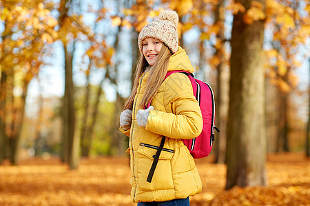 学校,教育季节快乐的学生女孩带书包秋季公园秋天公园带书包的快乐学生女孩图片