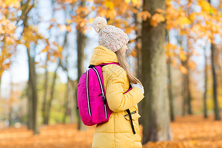 教育季节秋季公园带书包的十几岁学生女孩秋天公园带书包的学生女孩图片