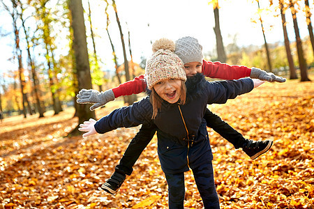 童,季节人的快乐的孩子秋天的公园玩快乐的孩子们秋天的公园玩得很开心图片