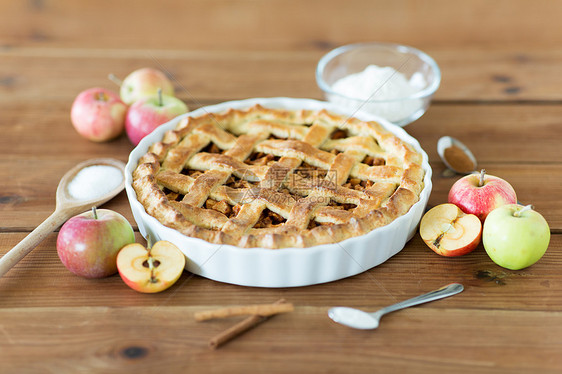食物,烹饪糕点的苹果派与肉桂糖木桌把苹果派放木桌上图片