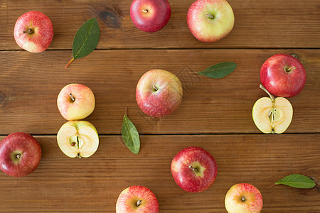 水果食物收获的木桌上成熟的红苹果木桌上成熟的红苹果图片