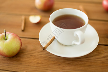 物品饮料木制桌子上苹果肉桂的红茶杯茶,桌上苹果肉桂图片