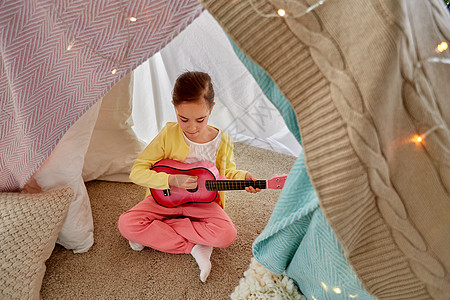 童潮湿的小女孩孩子的帐篷帐篷家弹吉他小女孩家孩子们的帐篷里弹吉他图片