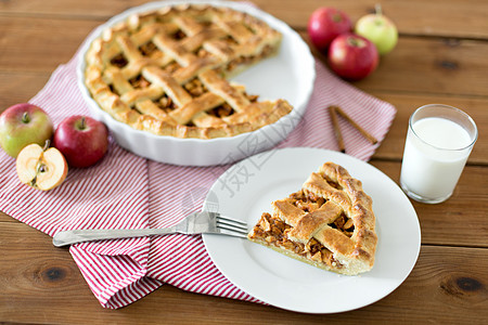 食物,烹饪烘焙苹果派叉子盘子上把苹果派叉子放盘子上图片