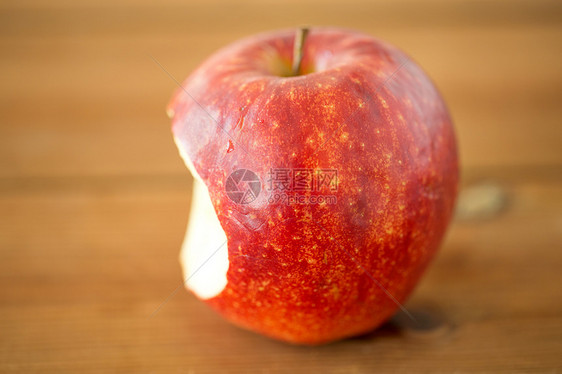 水果,食物收获的成熟的红色咬苹果木桌上成熟的红色咬苹果木桌上图片