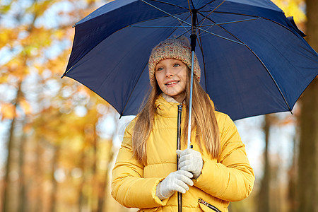 季节天气快乐的女孩带着雨伞秋天的公园秋天公园带伞的快乐女孩图片
