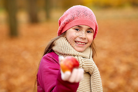 童,季节人的快乐的女孩与苹果秋天公园秋天公园带苹果的快乐女孩图片