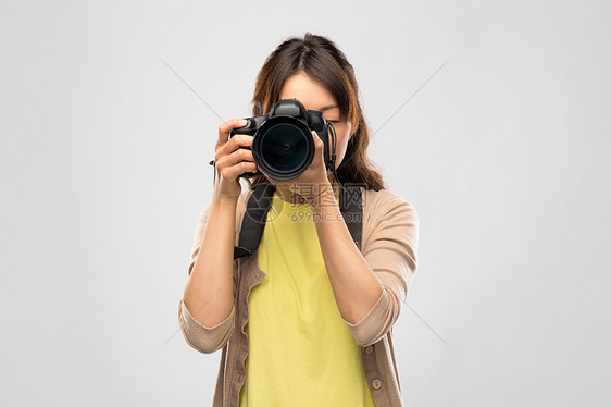 摄影,专业,人亚洲女摄影师与数码相机带数码相机的女摄影师图片