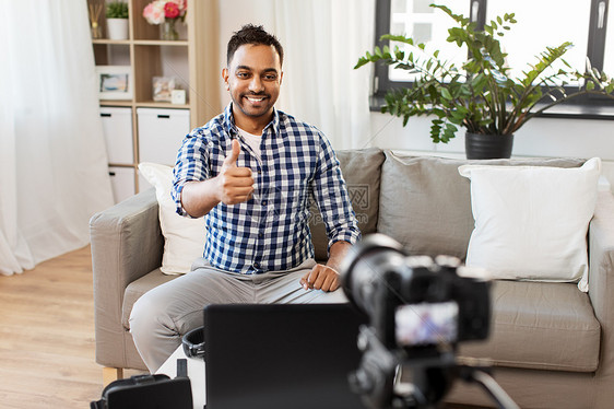 博客,视频博客人的印度男博客与相机记录视频博客大拇指家里家里摄像头视频博客的男博主图片