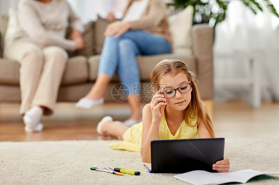 教育技术学校理念小学生女孩,平板电脑笔记本躺家里的地板上学生女孩平板电脑躺家里的地板上图片