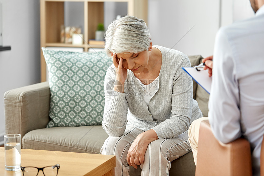 ‘~老心理学,心理治疗老悲伤快乐的老妇女病人心理学家心理治疗会议上笔记悲伤的老妇女病人心理学家  ~’ 的图片