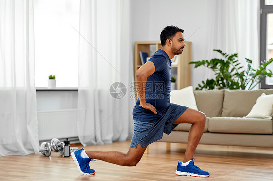 健身,运动健康的生活方式印度男子家里锻炼午餐印度男人家锻炼午餐图片