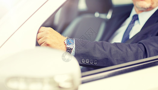 运输,商业,时间人的资深商人手与手表驾驶汽车高级商人手开车图片