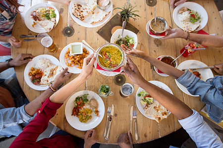 休闲,食物人的群快乐的国际朋友餐厅吃饭国际朋友餐馆吃饭图片