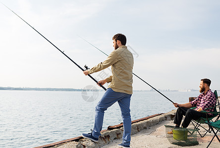 休闲人的男朋友与钓鱼竿码头海上海上码头钓竿的男朋友图片