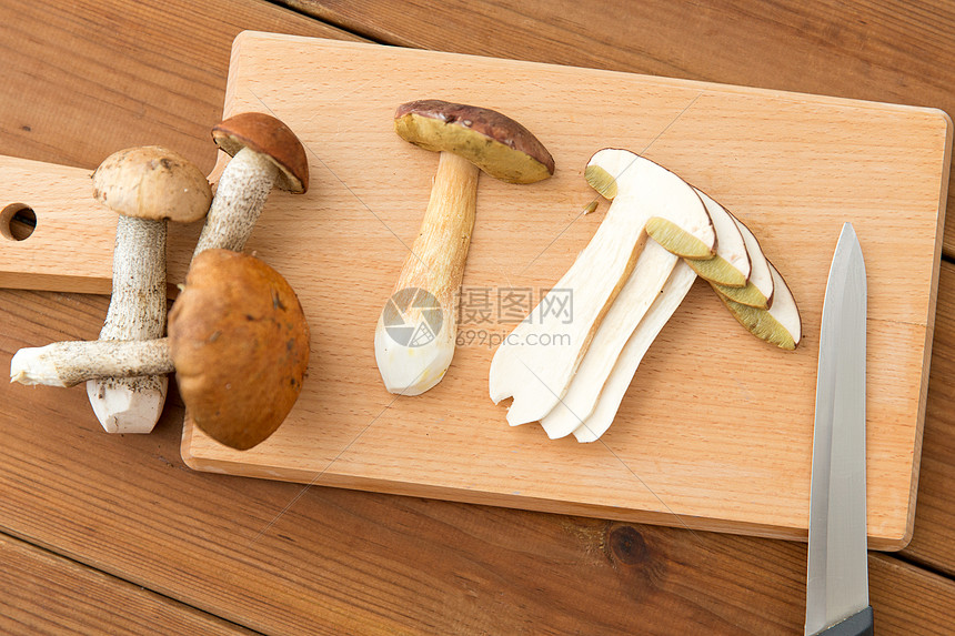 烹饪,烹饪食用蘑菇的切片棕色帽牛肝菌菜刀木制切割板食用蘑菇,菜刀砧板图片