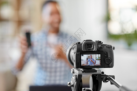 博客,视频博客人的相机记录印度男博客视频评论智能手机家庭办公室智能手机相机录制视频博客背景图片