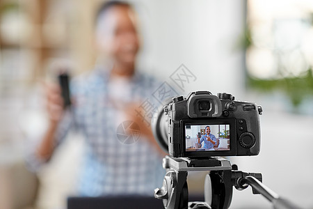 博客,视频博客人的相机记录印度男博客视频评论智能手机家庭办公室智能手机相机录制视频博客图片