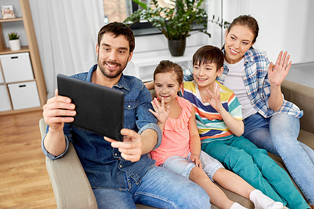 家人平板电脑挥手视频通话图片