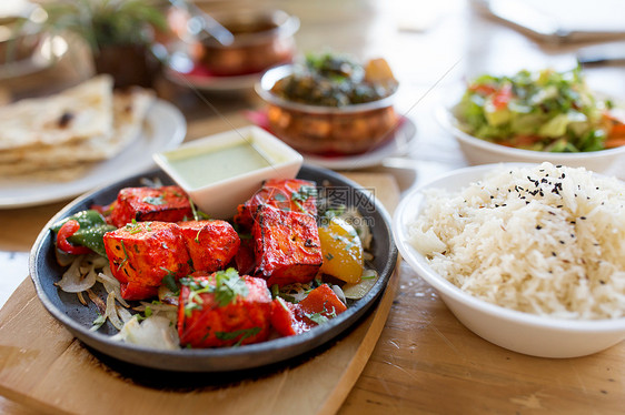 食物,南亚美食,烹饪烹饪窗格Tikka块与碗蘸酱印度餐厅的桌子上窗格Tikka菜与酱汁桌子上图片