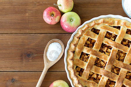 食物,烹饪烘焙苹果派与糖木桌上把苹果派放木桌上图片