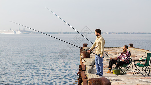 休闲人的男朋友与钓鱼竿码头海上海上码头钓竿的男朋友高清图片