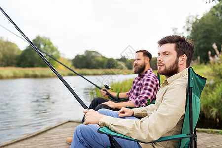 休闲人的男朋友与钓鱼竿湖上湖边钓竿的男朋友图片