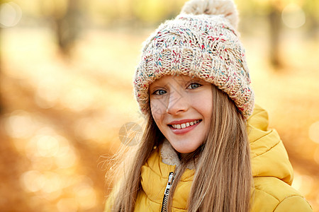 童,季节人的秋天公园快乐女孩的肖像秋天公园快乐女孩的肖像图片