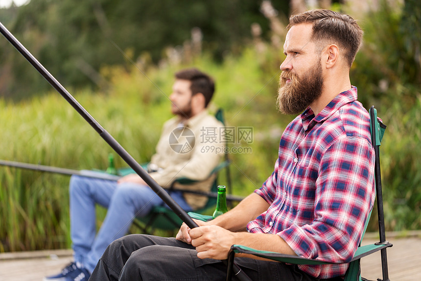 休闲人的男朋友与钓鱼竿湖上湖边钓竿的男朋友图片