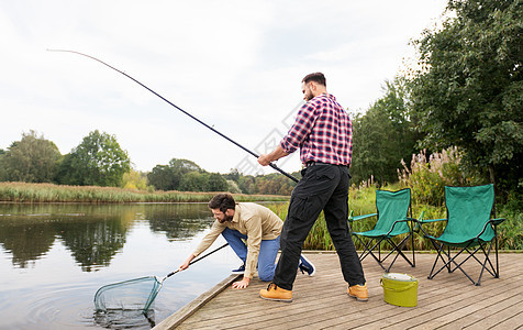 休闲人的男朋友与网钓鱼杆湖墩湖边网钓鱼竿的男朋友图片