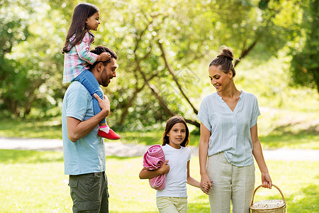 家庭,休闲人的快乐的母亲与野餐篮,父亲两个女儿夏季公园快乐的家庭与野餐篮子夏季公园图片