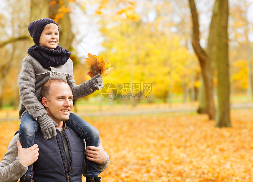 家庭,童,季节人的快乐的父亲儿子秋天的公园玩得开心快乐的家庭秋天的公园玩得开心图片