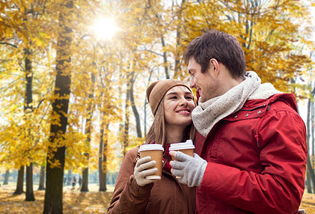 爱,关系,季节人的快乐的轻夫妇带着咖啡杯秋天的公园散步快乐的夫妇咖啡秋天的公园散步图片