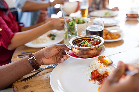 休闲,食物人的接近非裔美国人与朋友餐厅吃饭非洲男人朋友餐馆吃饭图片