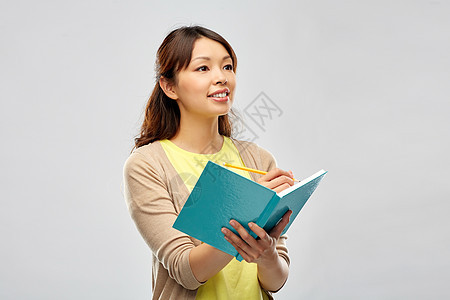 教育,学校灵感亚洲学生创意女与日记铅笔灰色背景带日记铅笔的亚洲学生女人图片