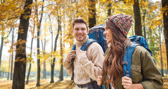 冒险,旅行,旅游,徒步旅行人的几个旅行者带背包秋天的公园背景微笑的夫妇背包秋天徒步旅行图片