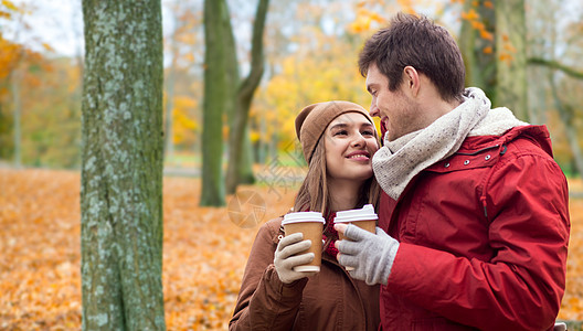 爱,关系,季节人的快乐的轻夫妇带着咖啡杯秋天的公园散步快乐的夫妇咖啡秋天的公园散步图片